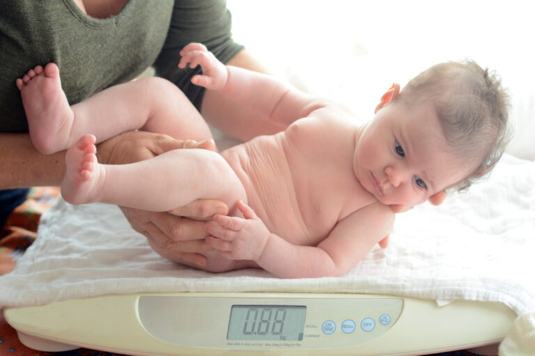 How Much Weight Should My Newborn be Putting On?